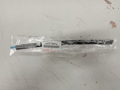 Прокладка скло багажника toyota rav4 75573-42050 org aso фото №1