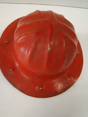 Stary kask hełm strażacki czerwony