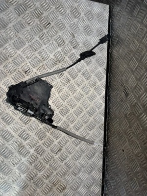 Замок двері лівий перед renault express оригінальний номер 805033719r фото №1