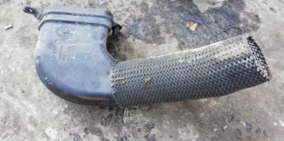 Труба патрубок повітря ліва 2.5tdi a6 c5 фото №1