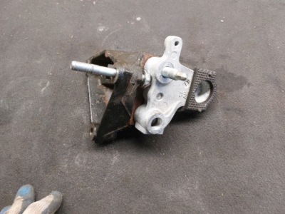 Кронштейн подушка двигателя toyota prius plus iv 20r 2zr фото №1