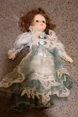 Stara lalka prosto ze strychu porcelana zabwka