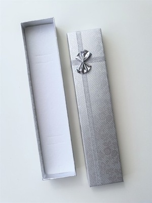 długie pudełko srebrne ozdobne opakowanie prezent