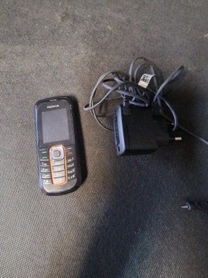 Telefon komórkowy Nokia 2600c-2 z ładowarką