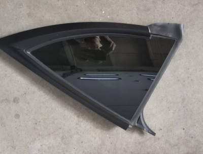 Tesla model y стекло кузовная треугольник левый задний  1621162-00-b фото №1