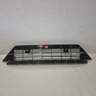 Volkswagen tiguan 5na 2017-2021 r-line решітка середня фото №1