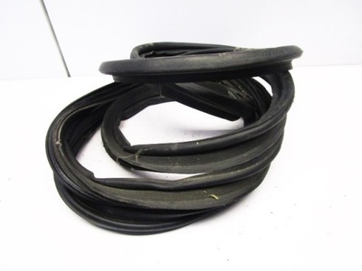 Corolla e12 прокладка крышки багажника задняя kombi фото №1