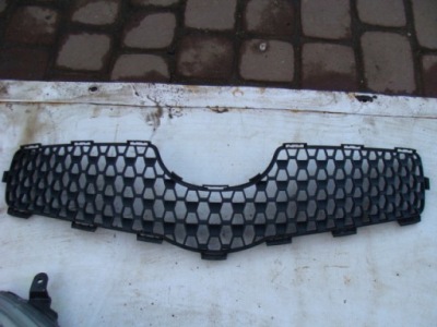 Toyota yaris 2 решётка верх бампера 06- фото №1