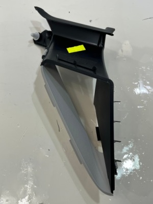 Треугольник защита стойка левая vw golf vii 5g0868143b фото №1