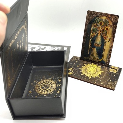 Karty tarota ze złotej folii z drewnianym stojakiem na karty