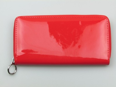 Lakierowany czerwony portfel