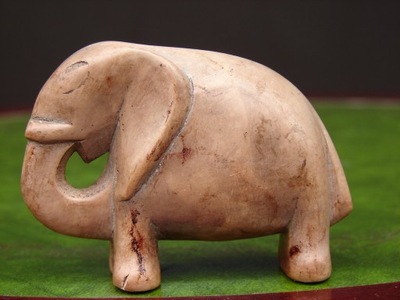 Słoń figurka wyrzeźbiona w kamieniu