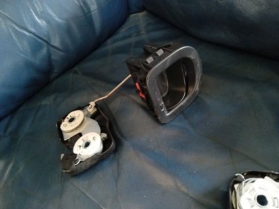 Nissan qashqai j10 ручка кронштейн замок открывания сиденье oryg. фото №1