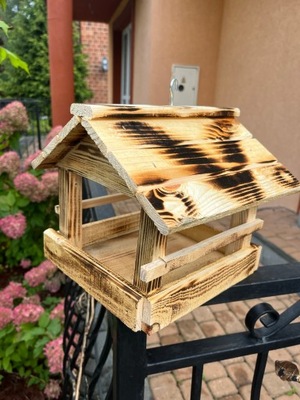 Karmnik dla ptaków domek