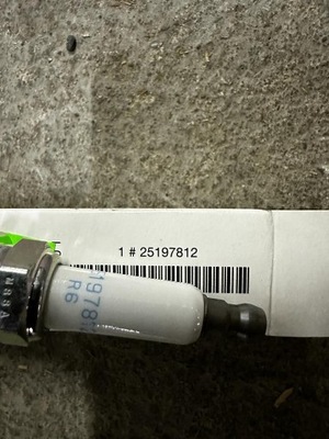 Свеча зажигания opel оригинальный номер 25197812 фото №1