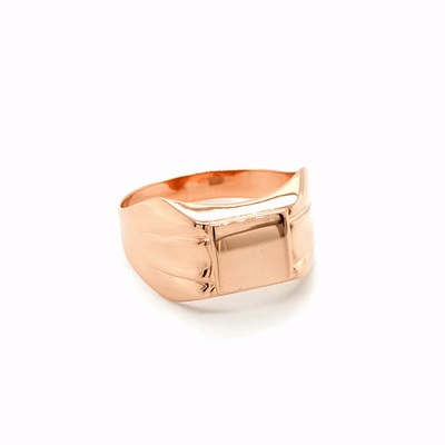 Złoty sygnet zdobiony