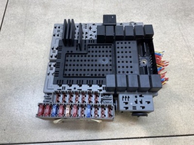 Коробка запобіжників s80 i 2.4 9401802 фото №1