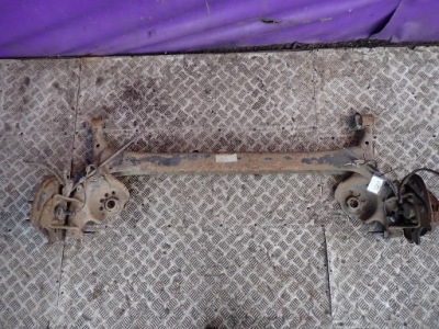 Toyota yaris 1 99-05 ось задняя балка задний тормозные барабаны abs фото №1