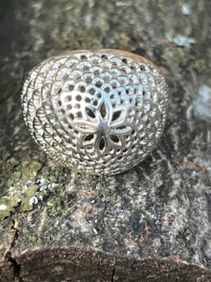 Pierścionek srebrny ażurowa kopułka