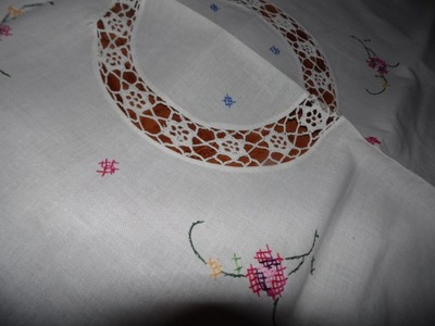 Bawełniany obrus z haftem + wstawka szydełkowa - 76 cm x 80 cm