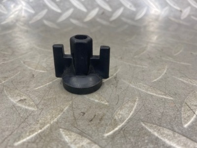 Гайка кріплення лампи задній opel astra iv j оригінал хетчбек фото №1