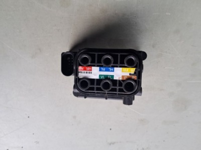 Клапан розподільник підвіска airmatic mercedes s w222 13- a0993200058 фото №1