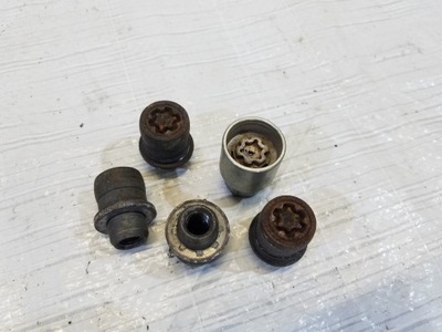 PUERCAS TORNILLOS ZLODZIEJKI TOYOTA RAV4 3  