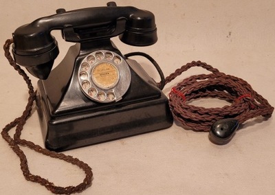 Stary telefon gabinetowy, wykonany z bakelitu.