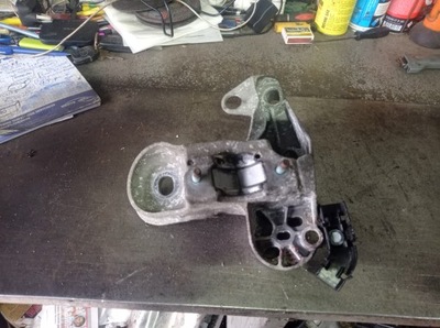 Audi a4 b6 - кронштейн двигателя 8e0199352 фото №1