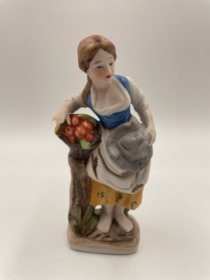 Porcelanowa figurka dziewczyna z koszem 15cm