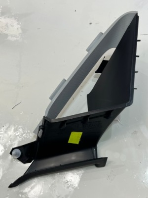 Трикутник захист стійка права vw golf vii 5g0868144b фото №1