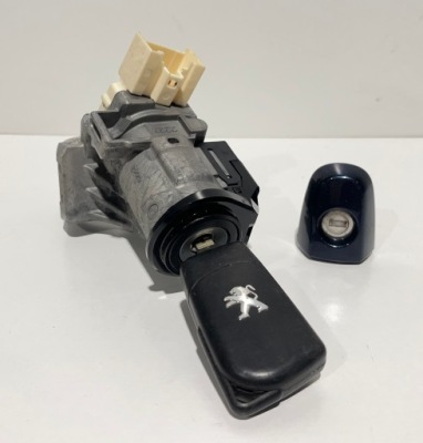 Peugeot 108 замок запалювання вкладка двері комплект фото №1