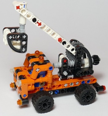 LEGO TECHNIC 42088 Ciężarówka z wysięgnikiem