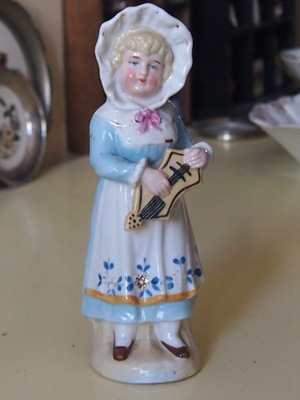 XIXw. Dziewczyna z instrumentem - porcelana ang.