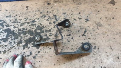 Vw passat b6 кронштейн тросов переключения передач фото №1