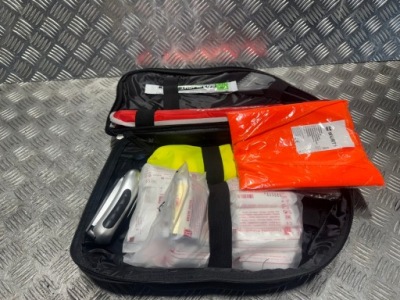 Аптечка набір першої допомоги przybornik maserati трикутник levante lift фото №1