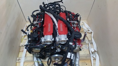 COLGANTE INSTALACIÓN DEL MOTOR FERRARI CALIFORNIA T  