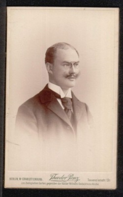 F0145; Pozujacy mezczyzna