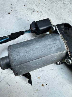 Bmw e46 sedan моторчик стекло перед левый 83620630 фото №1