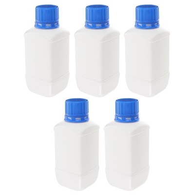 Pojemniki laboratoryjne z plastikowymi butelkami na odczynniki
