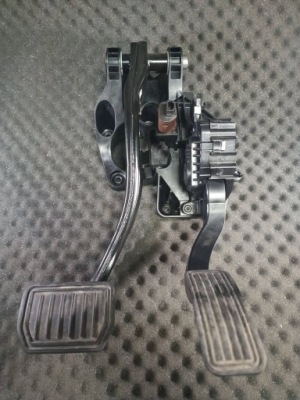 Tesla model 3 педаль тормоза 1044691-00-d фото №1