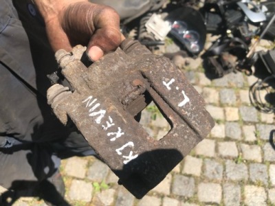 Jeep cherokee liberty kj - суппорт левый задняя фото №1