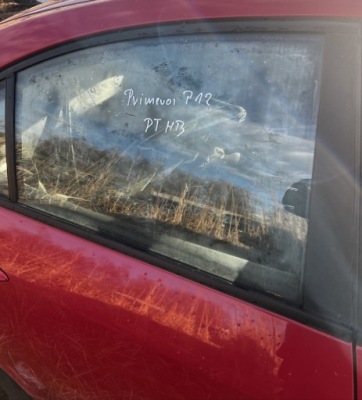 Скло двері задня права nissan primera p12 hb 01-07 фото №1