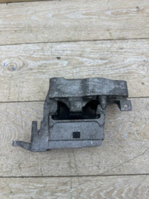 Подушка кронштейн двигуна mini clubman f54 6875626 фото №1