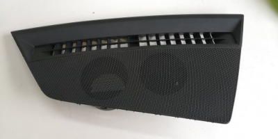 Audi a1 82a gb решётка обдув приборная панель 82b819635b фото №1