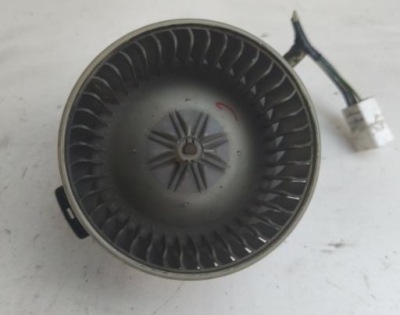 Вентилятор повітродувка обдув toyota yaris i рестайлінг  verso 19400008213 фото №1