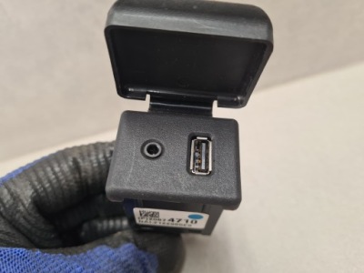 Роз'єм aux usb штекер opel mokka 13356185 фото №1