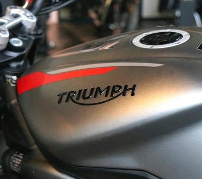 Napis TRIUMPH Emblemat BLACK Logo 3D Triumph