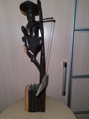 figurka rzeźba z drewna egzotycznego -rybak. 37cm