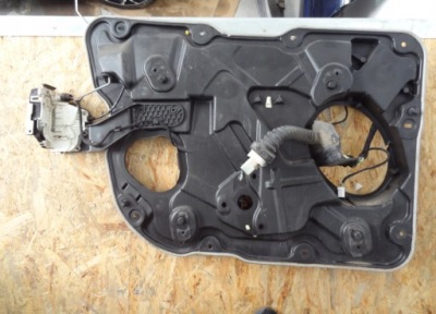 Обшивка правый перед замок jeep grand cherokee wk2 фото №1